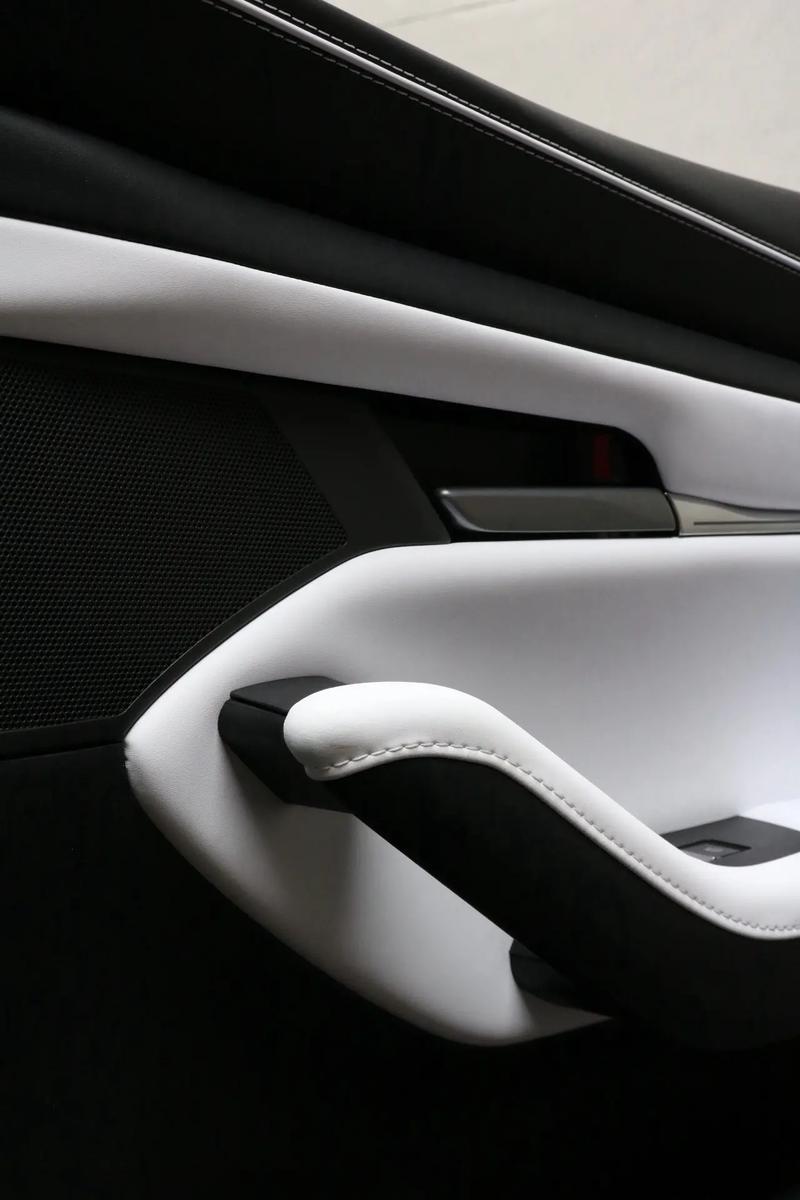 黑白交織下的汽車內飾美學 橡膠制品的沉穩與優雅
